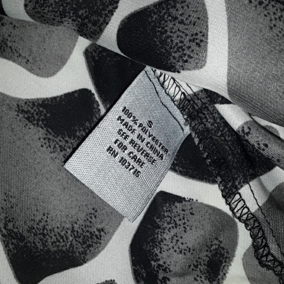 Gray Giraffe Print Sleeveless Blouse - Picture 6 of 7